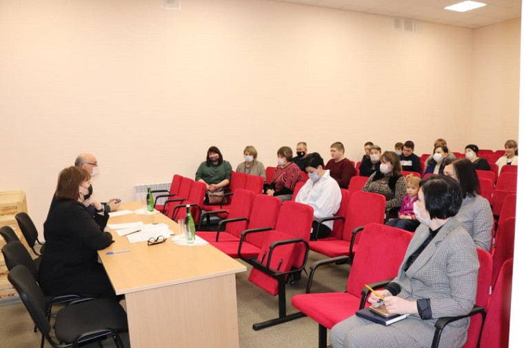 Встреча главы администрации Красненского района Полторабатько А. Ф. и главного врача Красненской ЦРБ Овчинниковой Н. В. с обучающимися и родителями 8-11 классов.