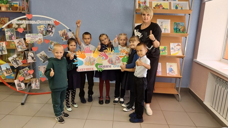 Ко Дню пожилых людей в школе прошла акция «Корни времени», работала «Почта добра».