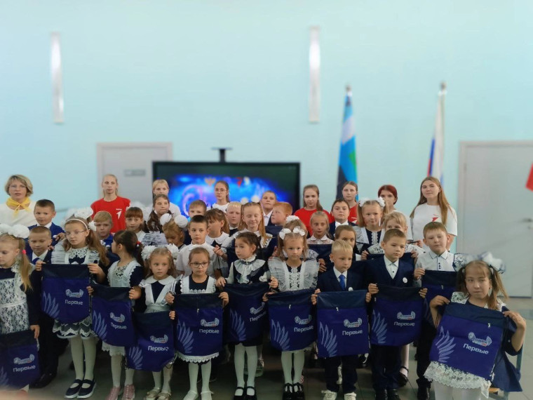 Орлята России Сегодня в нашей школе состоялось торжественное и волнующее событие — посвящение обучающихся начальных класса в ряды Орлят России! .