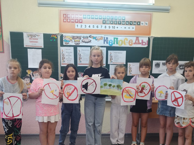 Сегодня в нашем лагере прошёл конкурс рисунков "Берегите планету".